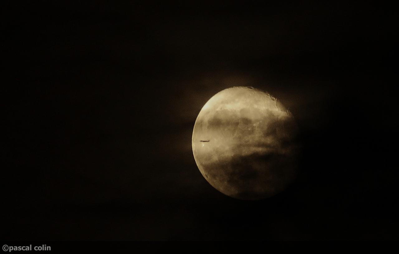 Un avion sur la lune