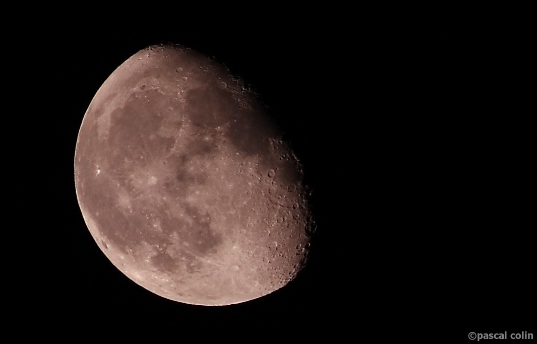 Lune gibbeuse se pavanant à Paname
